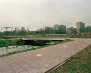 822459 Gezicht op het nieuwe fiets- en voetgangersbruggetje in het fietspad bij de Kögllaan in de wijk Voordorp te ...